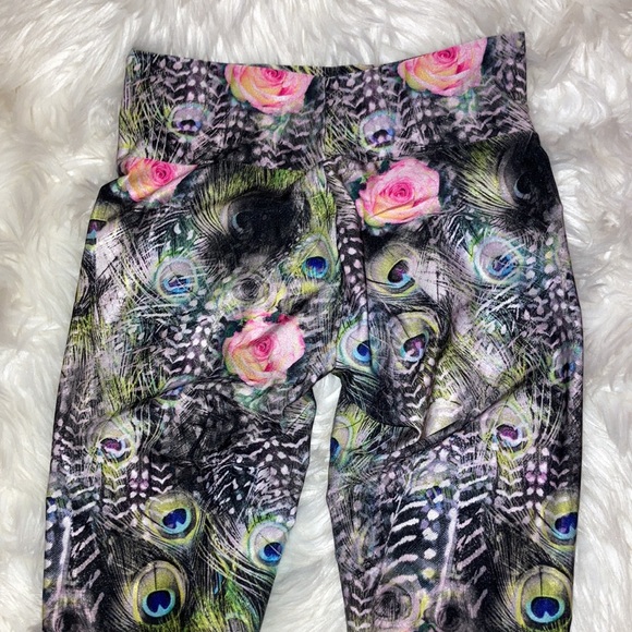 LINEAGE Peacock 🦚 Feather 🪶 Pink Rose 🩷🌹 Leggings - Picture 8 of 15